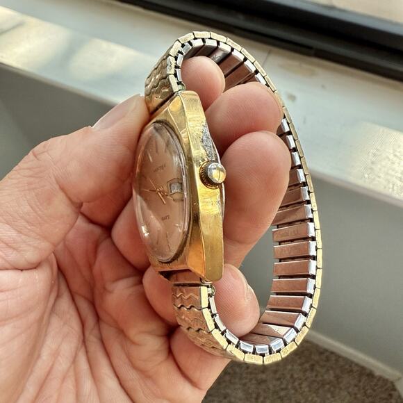 Vintage Montique Quartz Swiss Made Watch Gold Tone Day Date Stretch Band - Picture 8 of 8